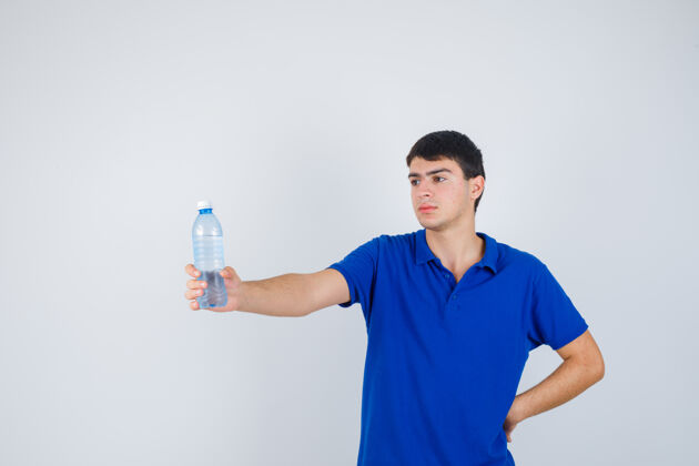 举行一个穿着t恤的年轻人手里拿着塑料瓶 看上去很自信 从正面看去欢乐休闲学校