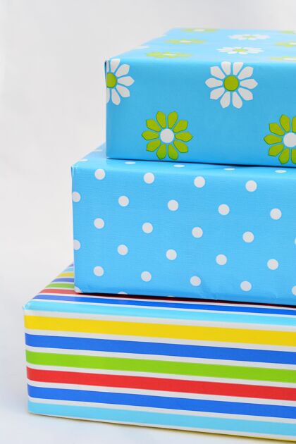 乐趣独立特写垂直拍摄的彩色包装礼盒堆叠在一起年盒子庆祝