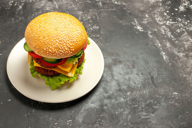 生菜正面图美味的肉汉堡和蔬菜在灰色表面三明治快餐包柑橘快餐膳食