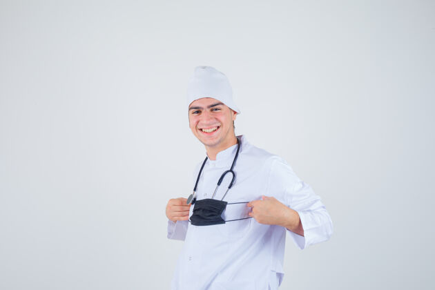 护士年轻人戴着面具 穿着白色制服微笑着 看上去很高兴正面视图女医实验服