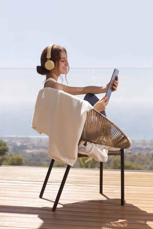 姿势女人在家听音乐耳机椅子技术