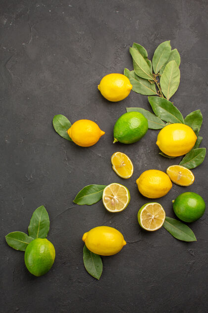 柠檬顶视图新鲜柠檬酸水果在黑暗的桌子上 柑橘酸橙水果酸橙健康顶部