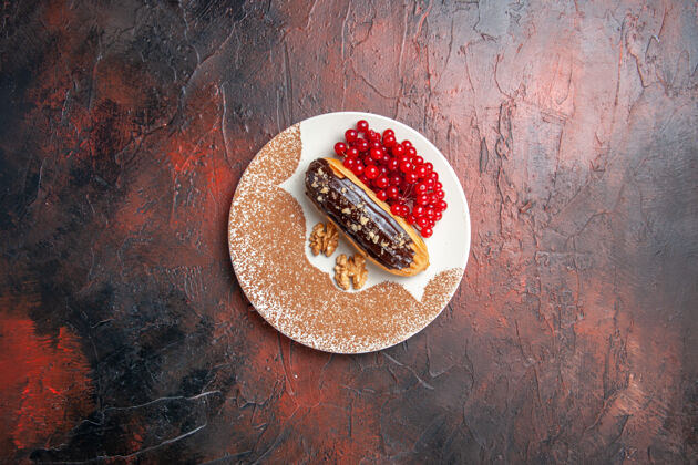 深色俯瞰美味的巧克力与红色浆果在黑暗的桌子上馅饼甜点蛋糕甜蛋糕顶部红色