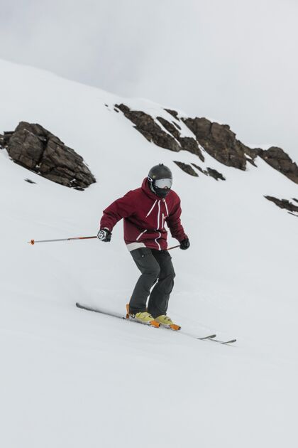 运动全速滑雪者拿着滑雪杆全速活跃滑雪杆