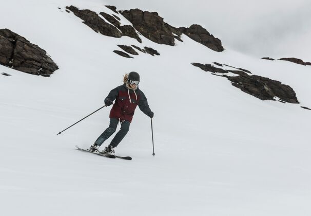滑雪全速滑雪者穿着装备滑雪杆运动雪