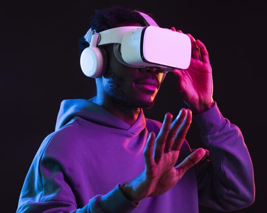 年轻人戴着vr眼镜的非洲裔美国青年肖像虚拟现实模拟器帅哥姿势