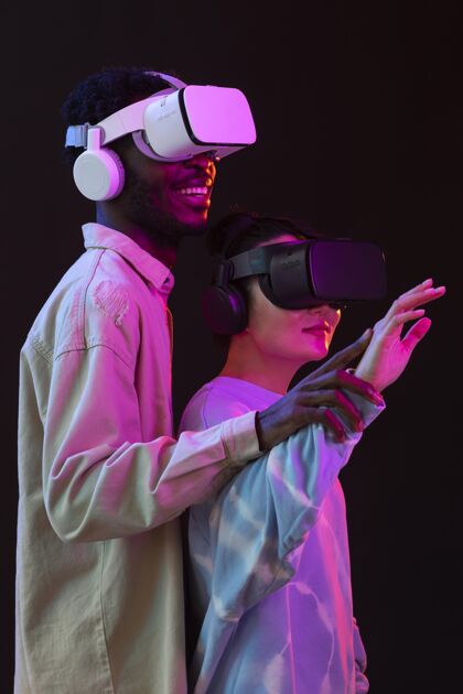 男性戴着vr眼镜的年轻男女虚拟现实模拟器表情肖像