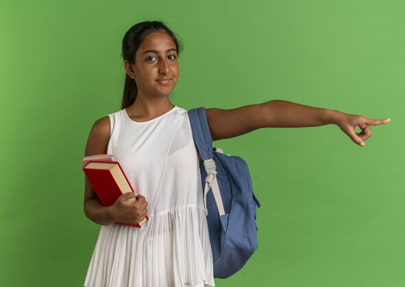 背高兴的小女生背着书包拿着笔记本 点在绿边隔离绿色女学生表情