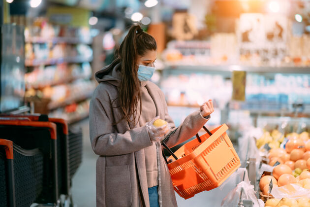 病毒戴着防护面具的年轻女子在超市购物防护超市零售