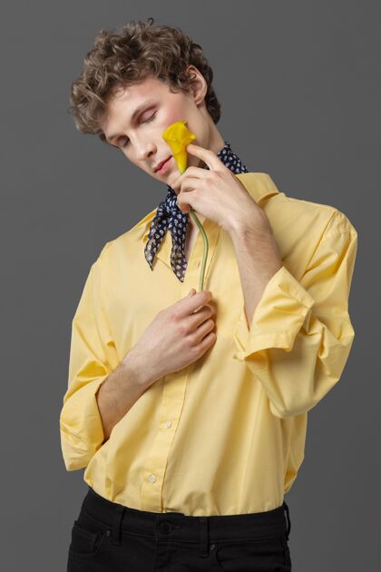 衬衫穿着时髦衬衫拿着花的肖像男人新的阳刚之气年轻时尚