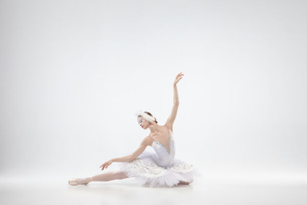 女人优雅的经典芭蕾舞演员在白色背景上跳舞体操踮起脚尖年轻