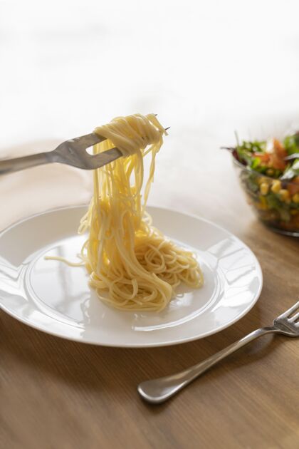 室内叉子夹着美味的意大利面美食美味食物
