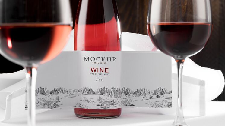 标签模型酒瓶标签和玻璃模型特写葡萄酒标签葡萄酒杯