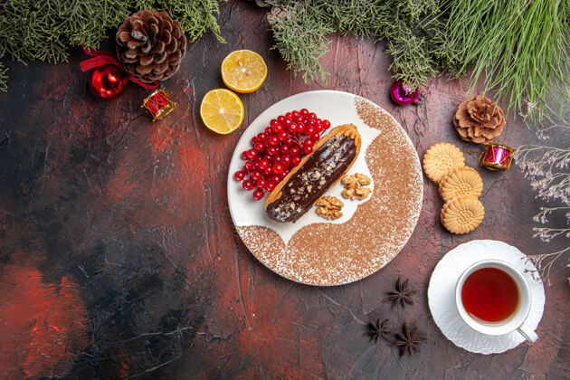 派俯瞰美味的巧克力 茶和浆果放在深色的桌子上 甜甜的蛋糕派甜点餐厅胡椒盘子