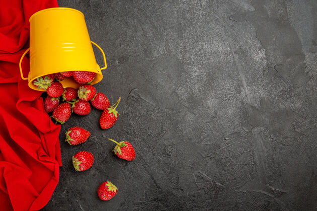 顶部顶视图新鲜的红色草莓放在深色桌上 水果浆果成熟了新鲜的红色草莓美味复制空间