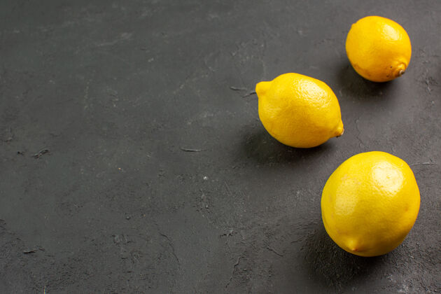 深色顶视图新鲜的酸柠檬衬在深色的桌子上柑橘黄色的水果莱姆果汁酸橙健康