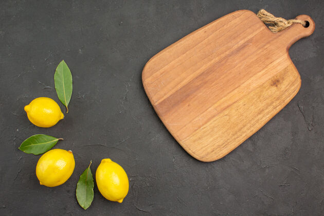 酸橙顶视图新鲜的酸柠檬衬在一张深色的桌子上水果柠檬黄色的柑橘柑橘背景深色