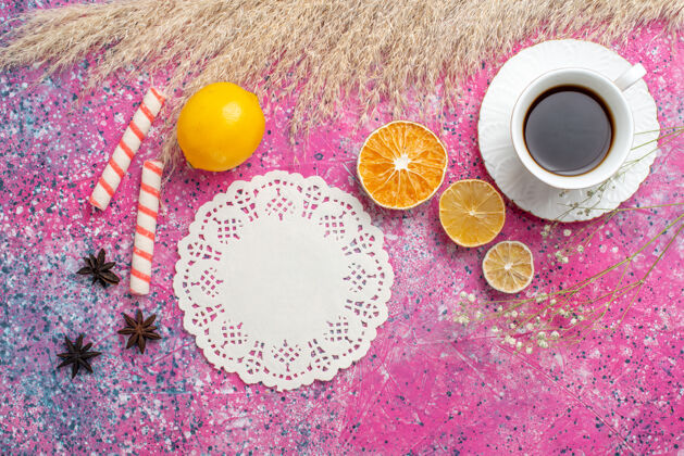 生的一杯粉红色表面柠檬茶的俯视图香薰顶视图水果