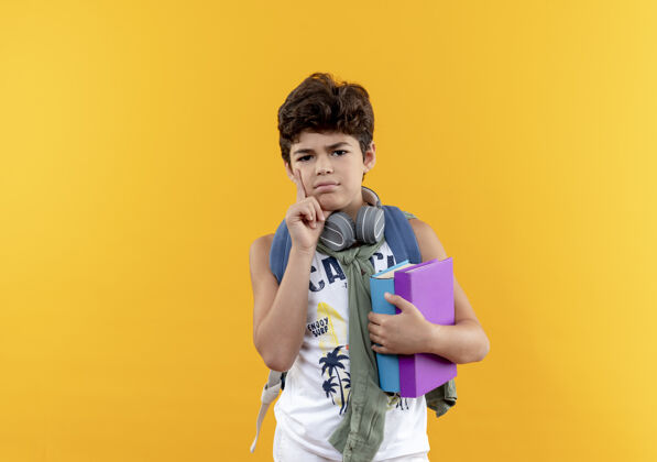 小想着那个背着书包戴着耳机拿着书把手放在脸上的小男孩黄男孩包