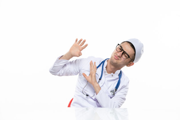 药物正面图：男医生 穿着医疗服微笑男性医生病毒