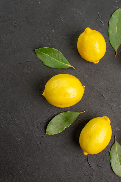 果汁顶视图新鲜的酸柠檬衬在深色的地板上水果柑橘黄色的酸橙深色顶部黄色