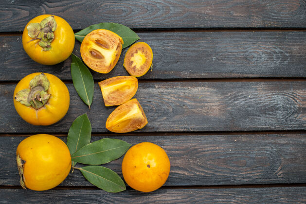 乡村顶视图新鲜甜甜的柿子放在木质质朴的餐桌上 水果成熟醇厚水果顶级金橘