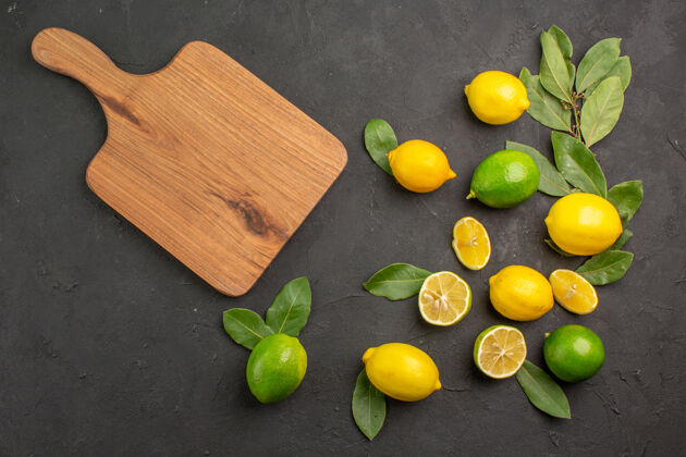 素食顶视图新鲜柠檬酸水果深色餐桌柑橘酸橙水果新鲜柠檬深色蔬菜