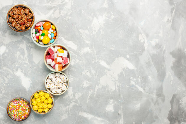 宝石白色表面上有棉花糖的不同甜糖果的俯视图棉花糖球不同的