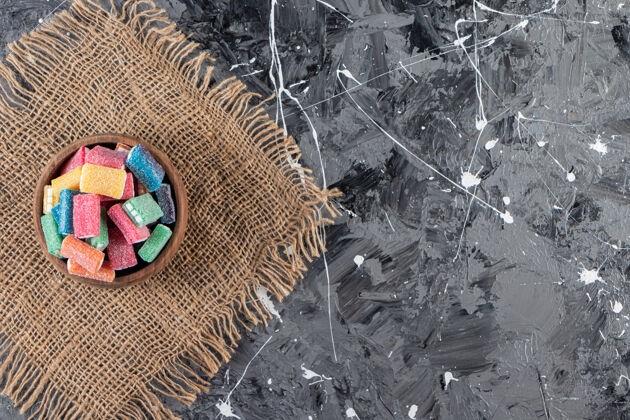 食物美味的甘草放在大理石桌上的木碗里糖果处理节日