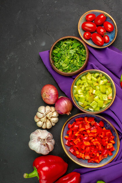 蘸酱顶视图新鲜蔬菜与胡椒和大蒜在一张深色的桌子上沙拉成熟的餐色颜色菜肴沙拉
