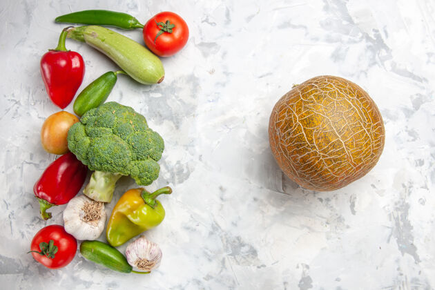 蔬菜顶视图新鲜西兰花配蔬菜上白色餐桌健康饮食色拉颜色健康新鲜西兰花食物