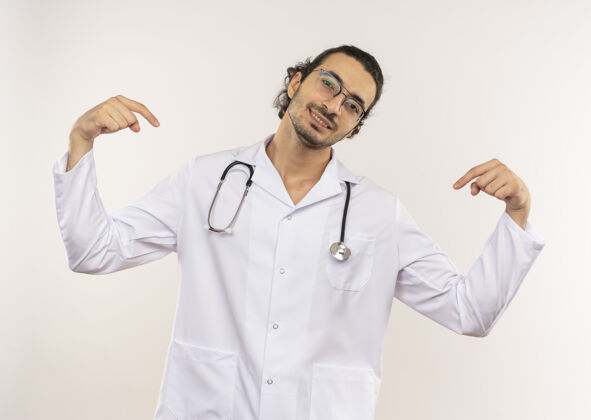 背景微笑着的年轻男医生戴着眼镜 穿着白色长袍 用听诊器指着自己身上的白色他自己光学听诊器