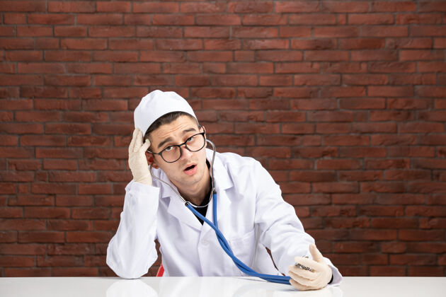 前面前视图穿着白色医疗服的男医生 带听诊器医学实验室外套疾病