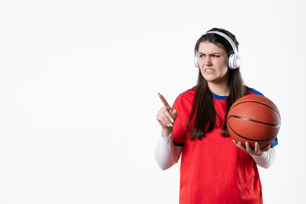 球员正面图：穿着运动服的年轻女子打篮球年轻女性人运动