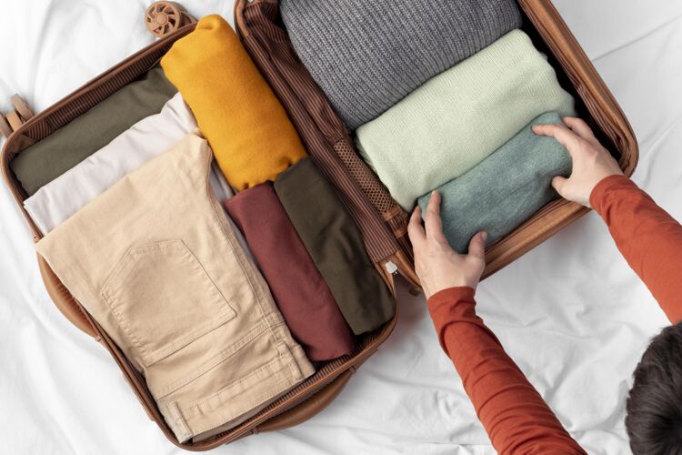 旅游打开的行李和折叠的衣服折叠衣服旅李