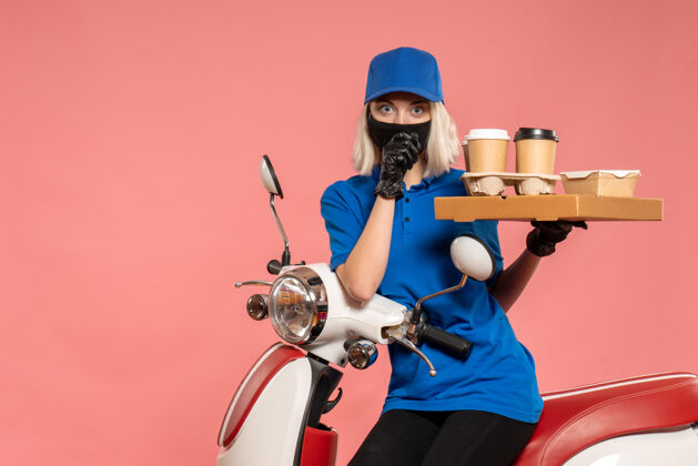 摩托车正面图骑自行车的女快递员 咖啡杯是粉红色的咖啡病毒流行病