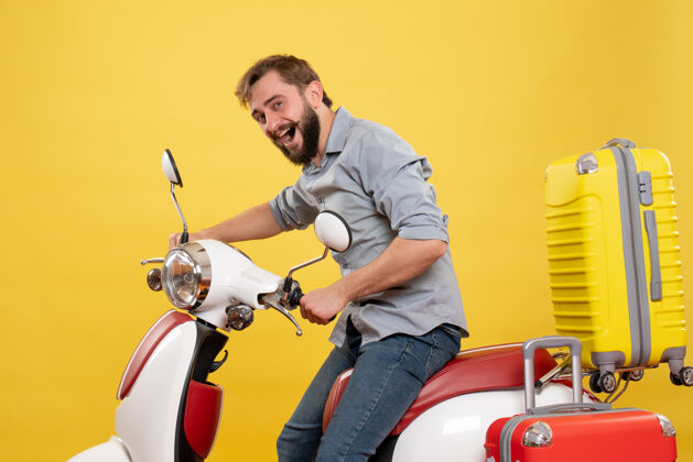 微笑旅游概念与年轻的微笑快乐胡须男子坐在摩托车上它的黄色人旅行修理工