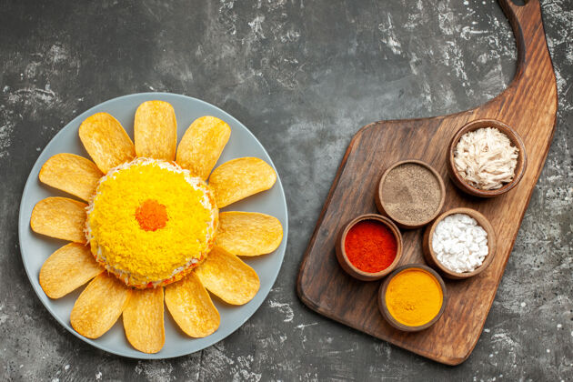 架子沙拉的顶视图在左边 盘子架在一边 药草在黑暗的背景上新鲜早餐健康