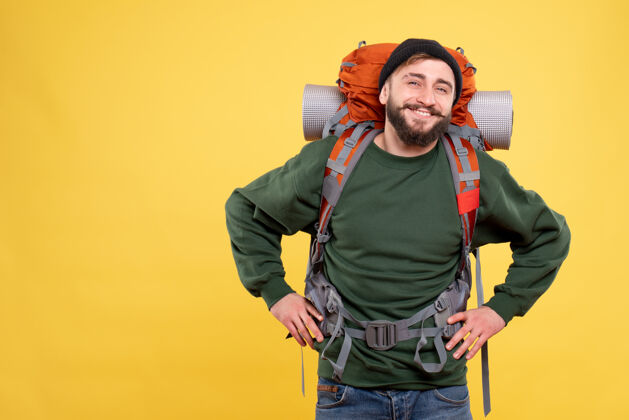 成人旅行概念的顶视图 带着微笑的快乐年轻人和背包旅行救生圈可爱
