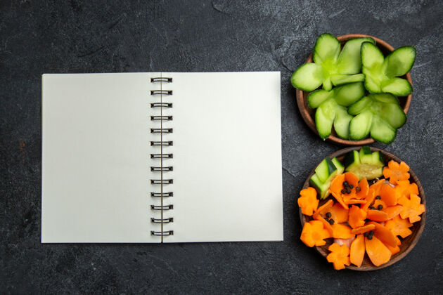 新鲜顶视图切片设计沙拉与记事本上的灰色背景沙拉保健食品减肥蔬菜视图饮食记事本