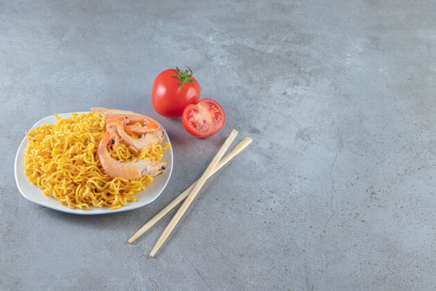 美味把虾和面条放在盘子里 放在大理石背景上一餐亚洲菜蔬菜