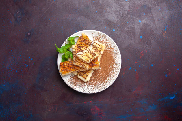 食物俯视图美味的甜点切片内板上的深色背景饼干饼干糖甜蛋糕茶饼干蛋糕糕点