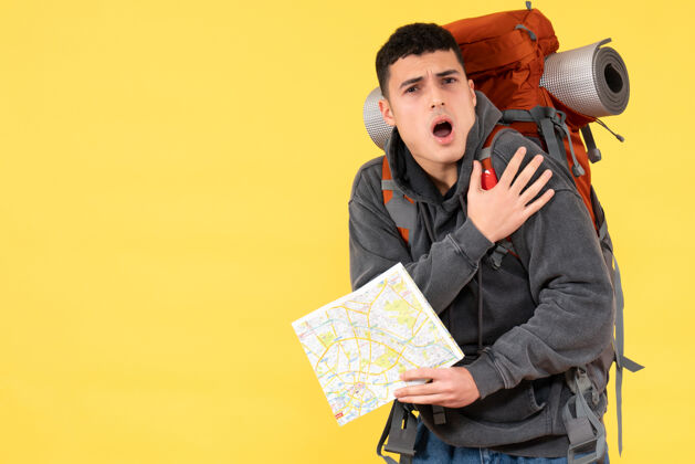 工作前景激动的年轻人背着红色背包拿着旅游地图激动的年轻人背包专业