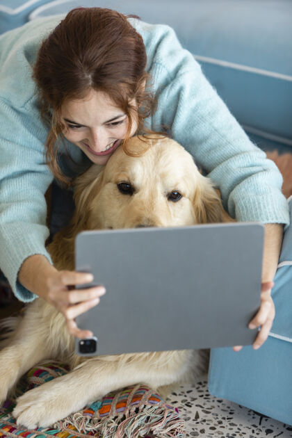 狗拿着平板的女人中枪同伴平板电脑年轻
