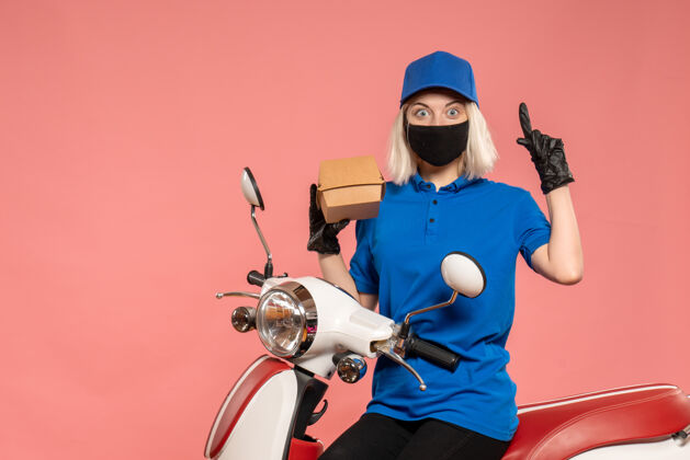 工作前视图：戴着面具的女快递员 浅粉色的小食品包装女信使食物光
