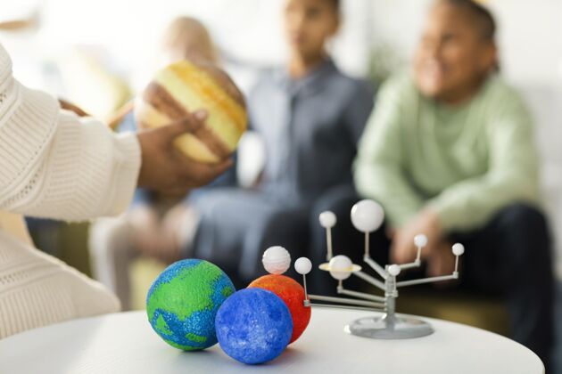 多种族孩子们在学习宇宙多元文化学习学校