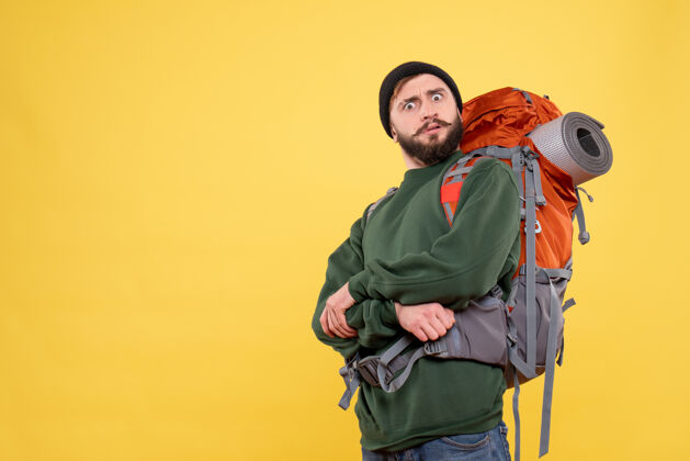 快乐旅行概念的俯视图与惊讶的年轻人与背包一个旅行顶