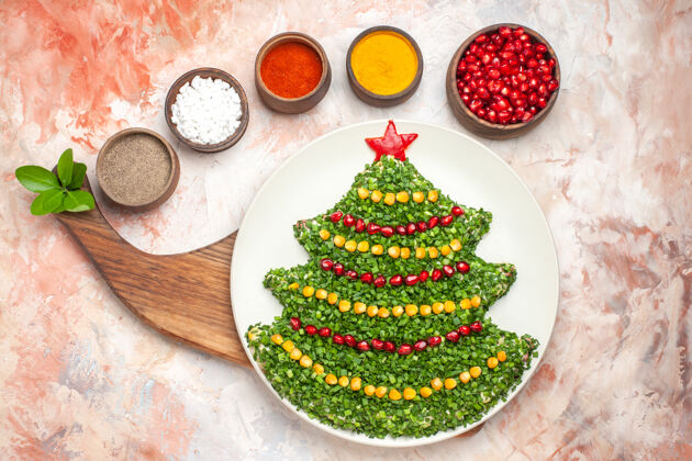 背景顶视图美味的节日沙拉在新年树形状的光背景圣诞节传统的碗