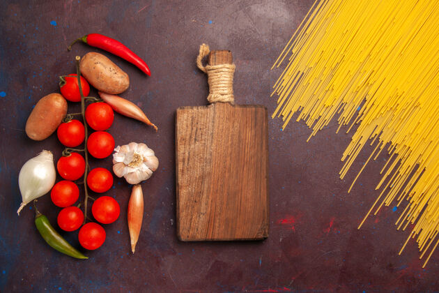 意大利顶视图生意大利面食与新鲜蔬菜在黑暗的背景意大利面食意大利面食食物的颜色面团设备膳食
