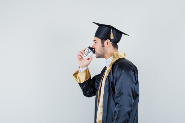 模特年轻人穿着毕业制服喝着咖啡 神情沉思制服喝酒男人